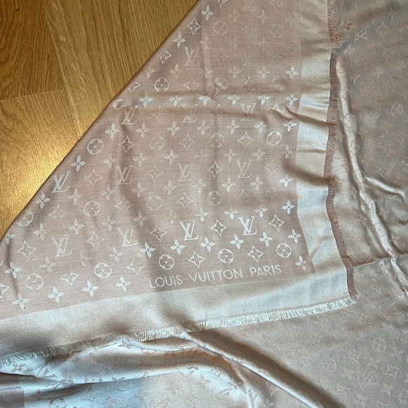 Louis Vuitton Monogram Rose Pink XL Silk Wool Monogram Shine Shawl w Tag & Box - Picture 1 of 6